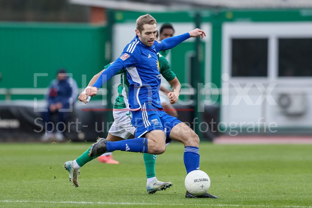Fussball, Regionalliga Nord, SV Werder Bremen II - BSV Kickers Emden | v.li.: Marten Schmidt (Kickers Emden, 13) am Ball, Einzelbild, Ganzkörper, Aktion, Action, Spielszene