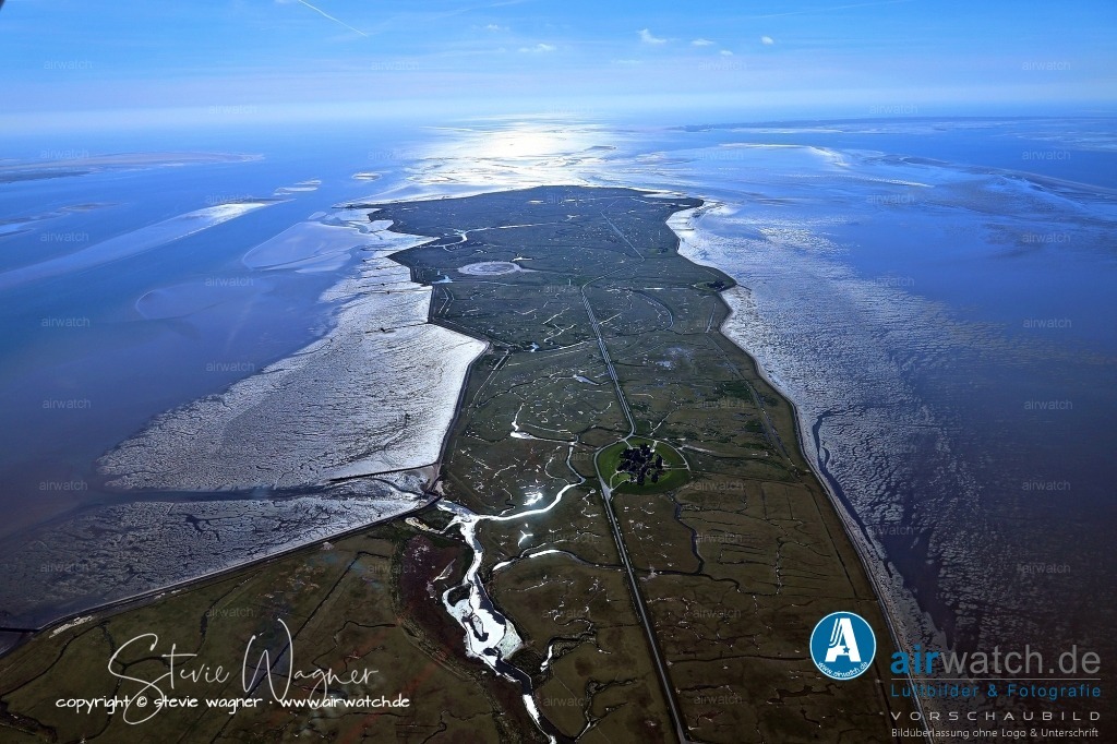 Wattenmeer, Fahrrinne und Priele - Hallig Hooge - Hallig Langeneß | Langeneß besteht aus 18 Warften und ist Teil des Nationalparks Schleswig-Holsteinisches Wattenmeer. Neben der Fähre, die im Sommer zweimal täglich anlegt, wird Langeneß nur gelegentlich von Ausflugsschiffen angelaufen. Auf der Peterswarf befindet sich das Nationalpark-Seminarhaus Langeneß, eine Gruppenunterkunft für Schulklassen, Uni-Kursen und Umweltbildner.