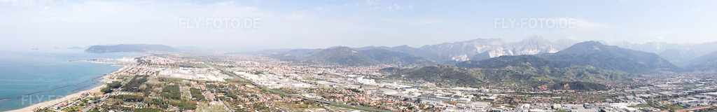 Luftbild: Panorama in Avenza im Bundesland Toscana in Italien. Foto: IMG_087190-Pano.jpg vom 04.04.2016 durch Werner Riehm/FLY-FOTO.de – Auflösung des Originals: 19017 x 2970 px
