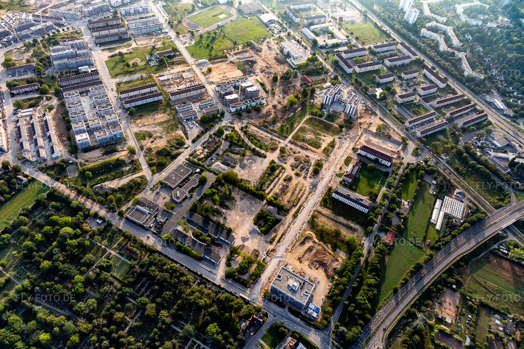 Luftbild: Baustelle zur Sanierung und zum Umbau des ehemaligen Militär- Kaserne im Ortsteil Käfertal in Mannheim im Bundesland Baden-Württemberg in Deutschland. Foto: IMG_116998.jpg vom 25.08.2019 durch Werner Riehm/FLY-FOTO.de
