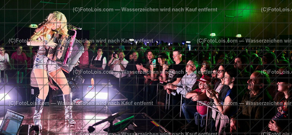 ALP4603_BergBauernTour-Konzert_Naschenweng Melissa | (C)FotoLois.com, Alois Spandl, BergBauernTour 2023 - Melissa Naschenweng, Tourstop in Wieselburg, Konzert im NV-Forum Wieselburg, Sa 8. April 2023.