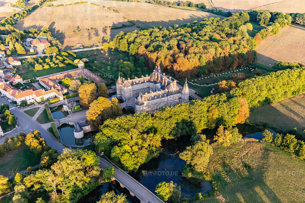 Gebäude und Schloßpark- Anlagen des Wasserschloß Château d'Haroué in Haroue in Grand Est | Luftbild: Gebäude und Schloßpark- Anlagen des Wasserschloß Château d'Haroué in Haroue in Grand Est in Haroué im Bundesland Meurthe-et-Moselle in Frankreich. Foto: IMG_117918.jpg vom 14.09.2019 durch Werner Riehm/FLY-FOTO.de - Realisiert mit Pictrs.com