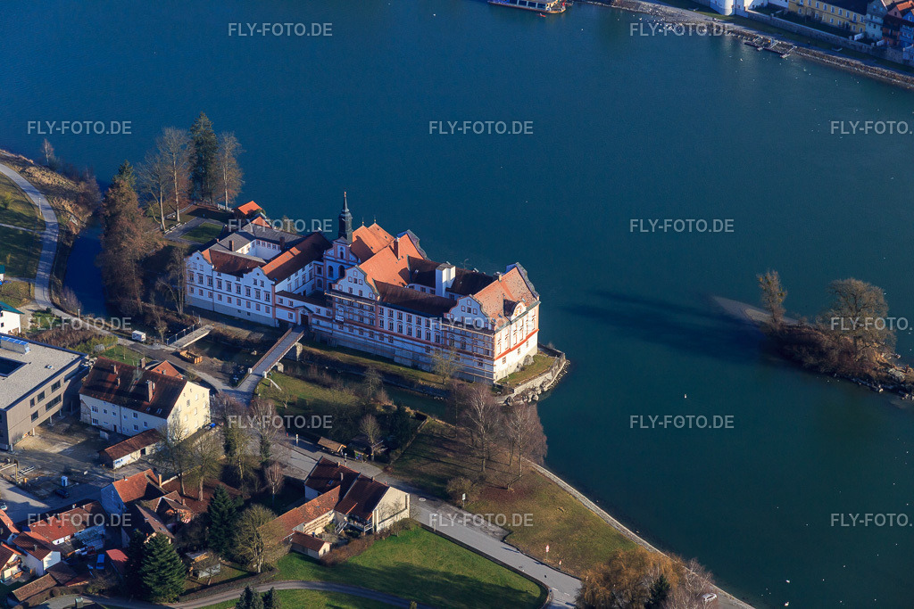 Schloss Neuhaus am Inn mit Realschule Maria Ward Neuhaus auf einer Insel im Inn http://www.rs-n.de/ | Luftbild: Schloss Neuhaus am Inn mit Realschule Maria Ward Neuhaus auf einer Insel im Inn http://www.rs-n.de/ in Neuhaus am Inn im Bundesland Bayern in Deutschland. Foto: IMG_096032.jpg vom 29.12.2016 durch Werner Riehm/FLY-FOTO.de - Realisiert mit Pictrs.com