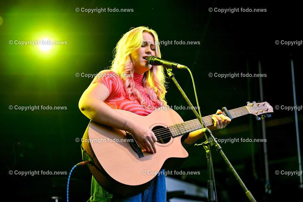 Posthof_ Hanna Batka_ Open Air Konzert_ 24.07.2023-2 | 24.07.2023, Linz, AUT, Posthof, Open Air Konzert Hanna Batka, im Bild Hanna Batka (Popmusikerin aus Berlin)