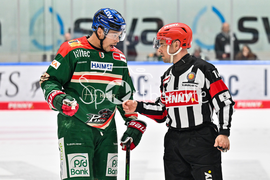 Augsburger Panther - EHC RB München | AUGSBURG, DEUTSCHLAND - 27. FEBRUAR: im Gespräch Madison BOWEY (Augsburger Panther 22) und Hauptschiedsrichter Sirko HUNNIUS während dem Match zwischen den Augsburger Panthern und dem EHC RB München am 46. Spieltag der Penny DEL im Curt Frenzel Stadion