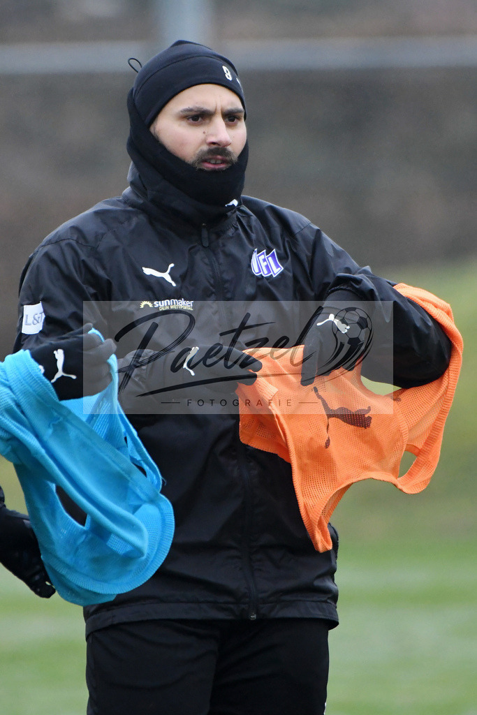20200125_TRAOSN_0072 | Fußball, Herren: Marcos Alvarez (VfL Osnabrück) schaut beim Training des VfL Osnabrück am 25.01.2020 im Sportpark Illoshöhe in Osnabrück, Deutschland.(Foto von Nico Paetzel) - Realisiert mit Pictrs.com