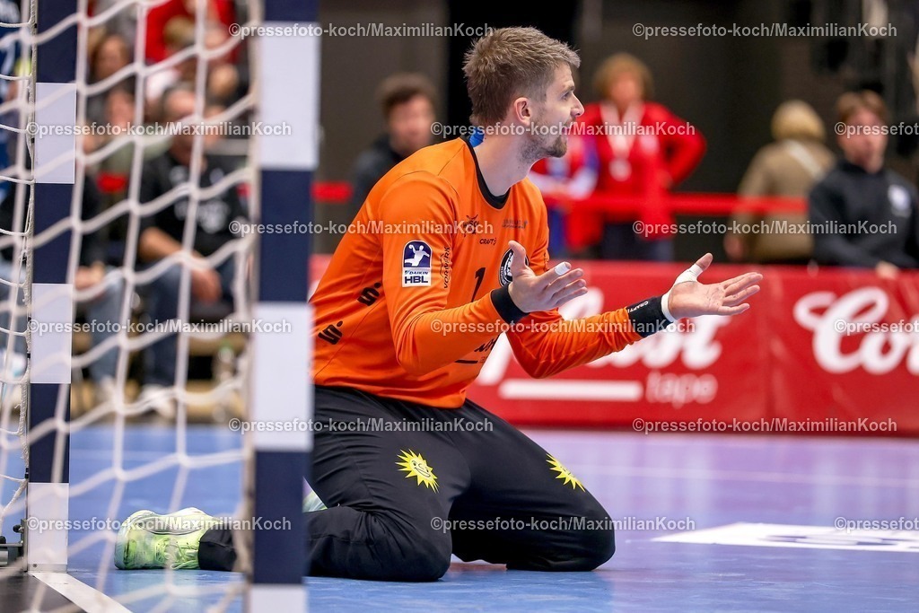 BHC16112501080 | 16.11.2025, Handball, HBL, Bergischer HC - Rhein-Neckar Löwen, Mitsubishi Electric HALLE Düsseldorf: Torhüter Christopher Rudeck (BHC #01) gestikulieren am Spielfeldboden 
