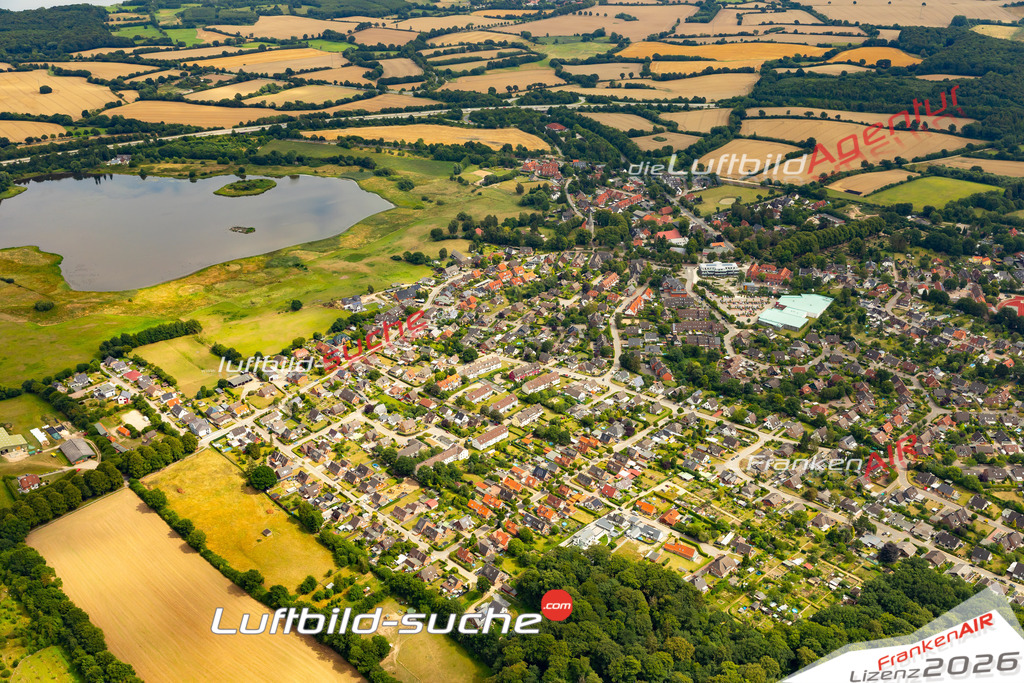 Das Luftbild der Stadt Ratekau wurde 2022 vom Flugzeug heraus erstellt (keine Drohnen-Aufnahmen) Aufnahmehöhe ca.450 Meter- hohe Bildauflösung und Druck-Qualität. Garantiert!