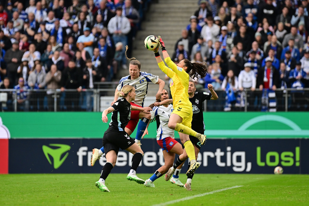 Fußball I Frauen I Saison 2024-2025 I DFB-Pokal I Halbfinale I Hamburger SV - SV Werder Bremen | Der Sportfotograf. - Realisiert mit Pictrs.com