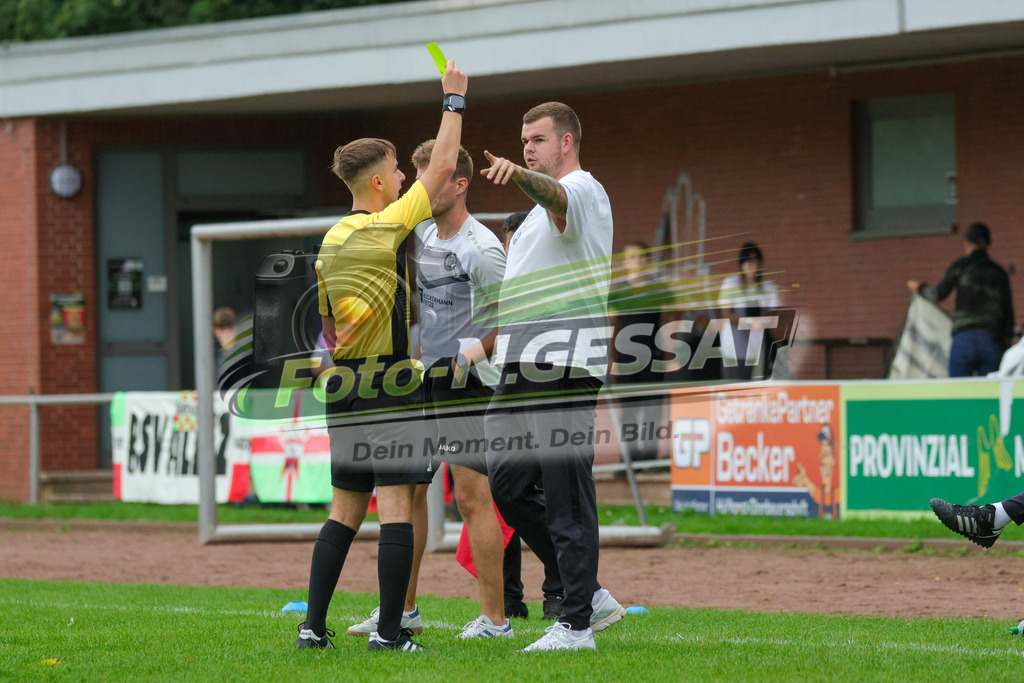 Bünder SV - VfL Holsen | Auf dem Bild zu sehen: Bünder SV TW Trainer: Niklas Brennemann ; Schiedsrichter: Nico Jendrysiak  Bünder SV, VfL Holsen, Saison 26/27, Kreisliga A, Bünde, Deutschland - Realisiert mit Pictrs.com