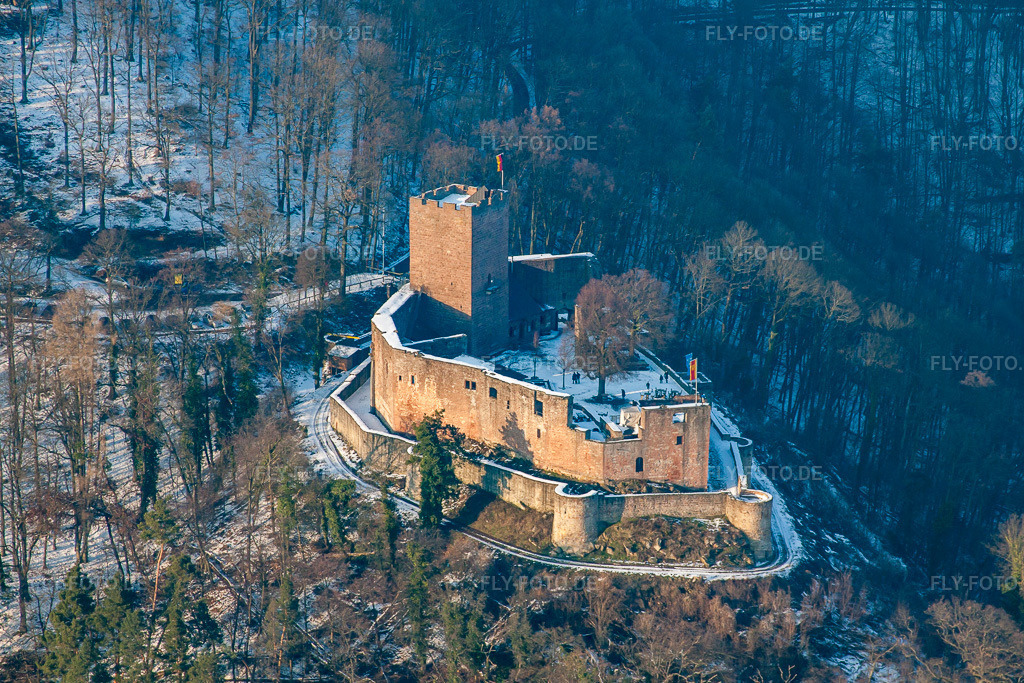 Luftbild: Winterlich schneebedeckte Ruine und Mauerreste der ehemaligen Burg Landeck im Winter in Klingenmünster im Bundesland Rheinland-Pfalz in Deutschland. Foto: IMG_24516.jpg vom 16.02.2010 durch Werner Riehm/FLY-FOTO.de