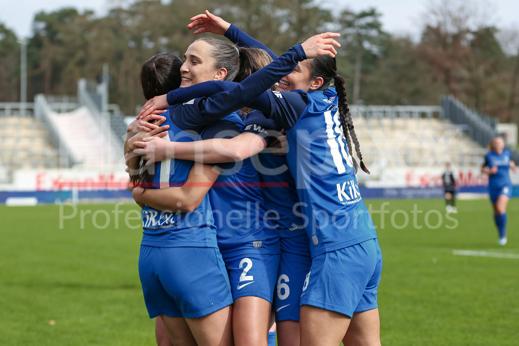 Fussball, 2. Frauen-Bundesliga, SV Meppen - FC Ingolstadt 04 | v.li.: Spielerinnen vom SV Meppen mit Torjubel, Jubel, jubeln, jubelt, optimistisch, Spielszene, Highlight, Freude über das Tor zum 2:0, DIE DFB-RICHTLINIEN UNTERSAGEN JEGLICHE NUTZUNG VON FOTOS ALS SEQUENZBILDER UND/ODER VIDEOÄHNLICHE FOTOSTRECKEN. DFB REGULATIONS PROHIBIT ANY USE OF PHOTOGRAPHS AS IMAGE SEQUENCES AND/OR QUASI-VIDEO.