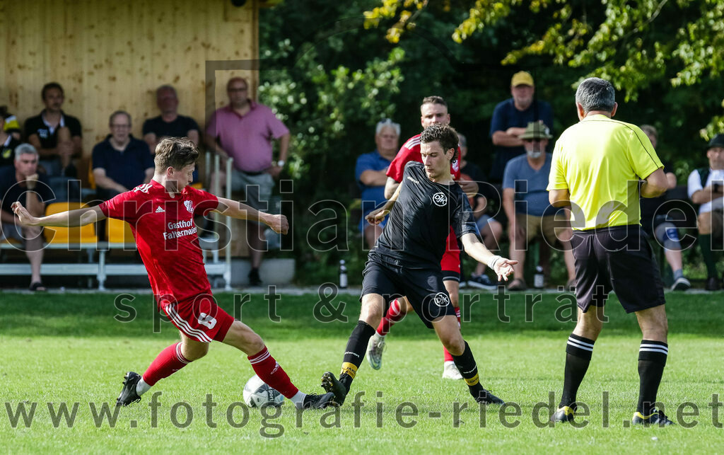 2023-09-17_091_DJK_Ottenhofen_gegen_FC_Finsing_II | Ottenhofen, Deutschland, 17.09.2023:
Fußball, Kreisklasse 2023 / 2024, 7. Spieltag, DJK Ottenhofen gegen FC Finsing II, Endergebnis: 3:0

Maximilian Eberhardtg (FC Finsing, #6), Thomas Lippacher (DJK Ottenhofen, #19), Schiedsrichter Edib Mehmedovic

Foto: Christian Riedel / fotografie-riedel.net