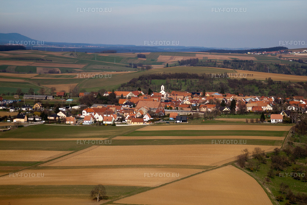 Vue aérienne: Vue de la ville à Issenhausen dans le département Bas Rhin, France. Photo: IMG_38601.jpg prise le 20/03/2011 par Werner Riehm/FLY-FOTO.eu – Résolution de l'original: 4752 x 3168 px