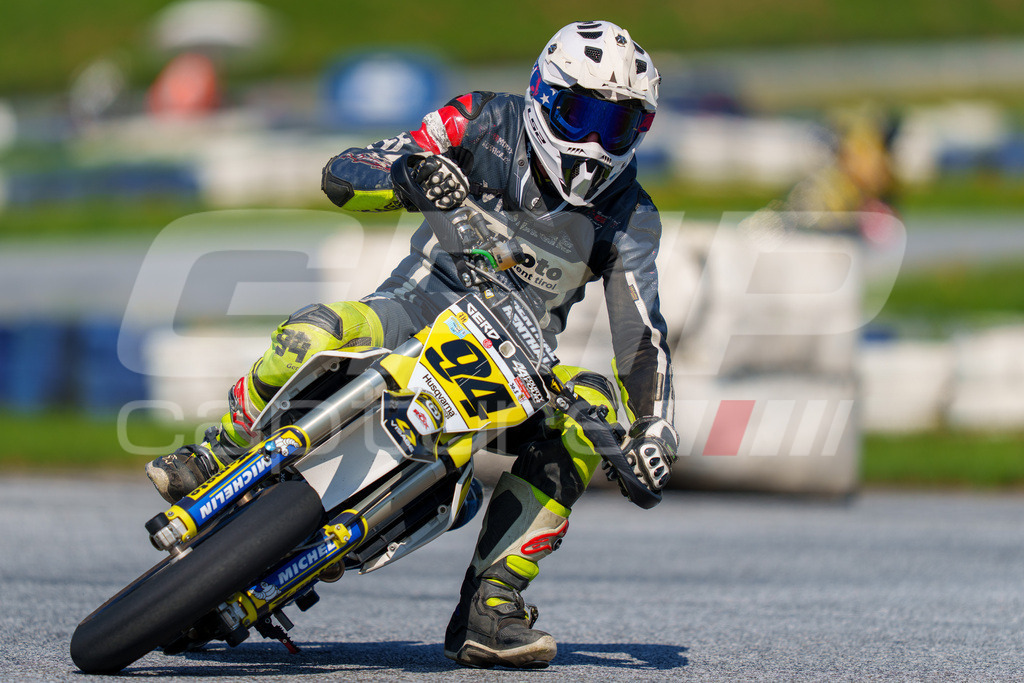 SuperMoto_Staatsmeisterschaft_Greinbach_215 | GRIPcapture steht für authentische Sportfotografie in Österreich – für Momente, die mehr sind als Geschwindigkeit oder Ergebnis. Es geht um Emotion, Spannung, Fokus und den Augenblick, der oft nur einen Wimpernschlag dauert.Ob Motorsport, Teamsport oder 