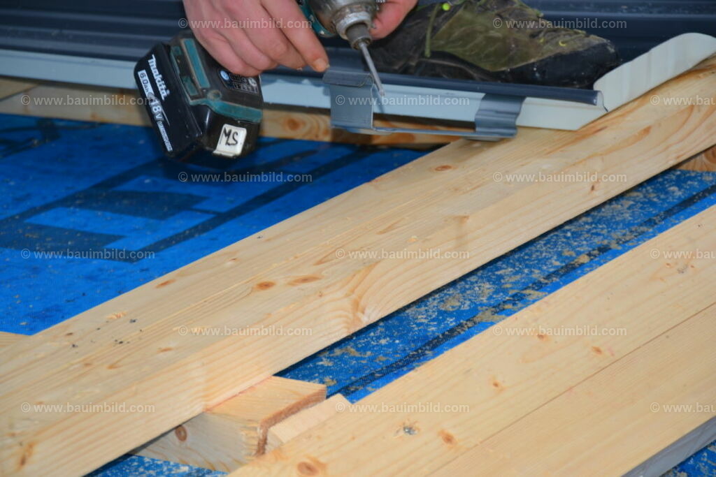 bib-lg11-spenglerarbeiten-0119 | Nach LV-Leistungsgruppen sortierte Detailfotos über den Bau eines Hauses. Alle Hausbau-Bilder direkt vom Urheber und Autor der Website Haus-Selber-Bauen.com