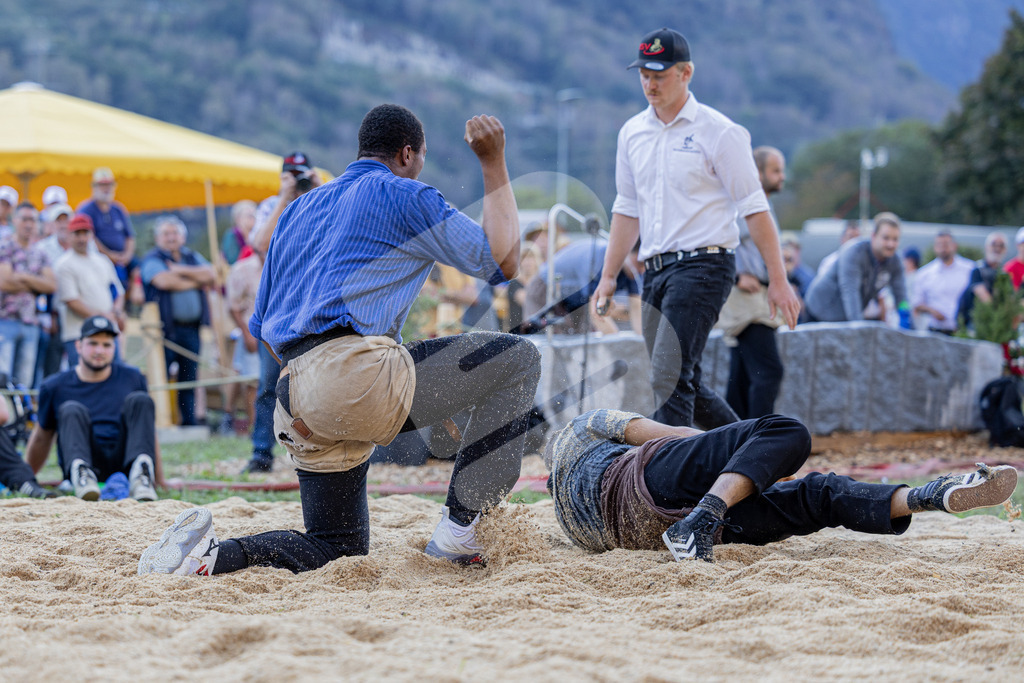 TESSINER2025_06_Gang_1675 | Die Schwinger des Schwyzer Kantonalen Schwingerverbandes: Fotos, die Dynamik und Leidenschaft festhalten, sowie emotionale Momente aus dem traditionellen Schwingsport zeigen. - Realisiert mit Pictrs.com