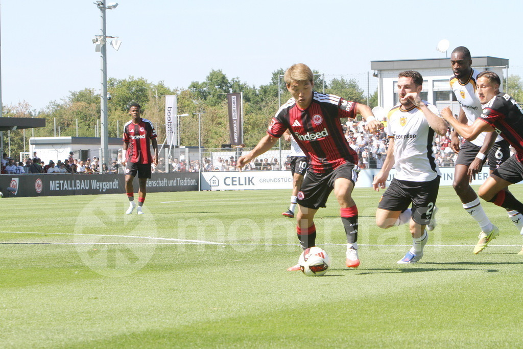 Eintr_Hull_City_08-08-2026 | Ritsu Doan (20) vs. Lewie Coyle (2) - Realisiert mit Pictrs.com
