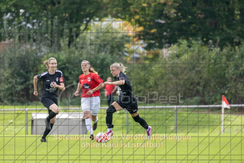 20250928_134841_0317 | Joana Bauer (1.FC Donzdorf #11) rechts und  Ricarda Hommel (1.FC Donzdorf #09) links machen Tempo im Spiel 1.FC Donzdorf (schwarz) vs. TV Derendingen (rot), Fussball, Frauen-Verbandsliga Württemberg, 03. Spieltag, Saison 2025/2026, Rasenplatz Lautertal Stadion, Süßener Straße 16, 73072 Donzdorf, 28.09.2025 - 13:00 Uhr,Foto: PhotoPeet-Sportfotografie/Peter Harich