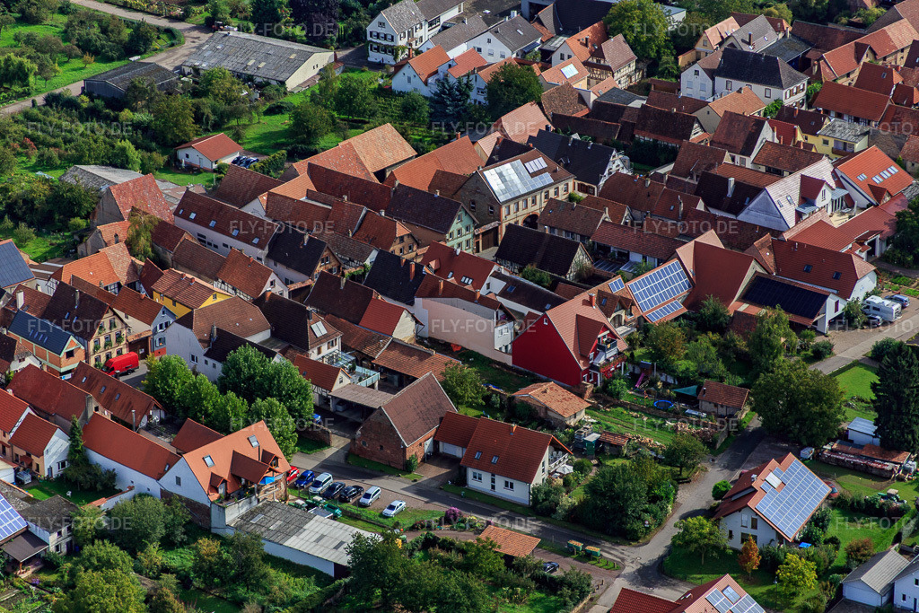 Luftbild: Hauptstraße von Süden im Ortsteil Heuchelheim in Heuchelheim-Klingen im Bundesland Rheinland-Pfalz in Deutschland. Foto: IMG_072605.jpg vom 19.09.2014 durch Werner Riehm/FLY-FOTO.deAuflösung des Originals: 5472 x 3648 px