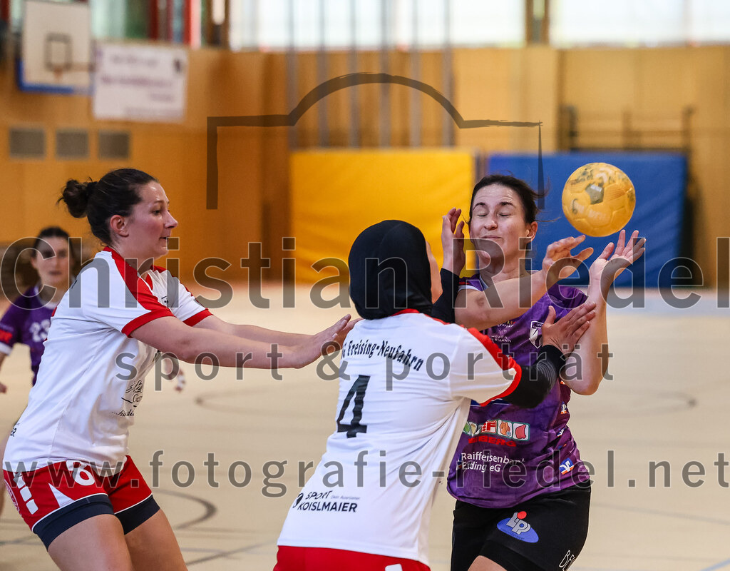 2024-10-13_011_SpVgg_Altenerding_gegen_SC_Freising | Erding, Deutschland, 13.10.2024:Handball, Bezirksoberliga Frauen Altbayern 2024 / 2024, 3. Spieltag, SpVgg Altenerding gegen SC Freising, Endergebnis: 26:35Carolin Vopel (HSG Freising-Neufahrn, #8), Eduarta Krasnigi (HSG Freising-Neufahrn, #4), Janina Konrad (SpVgg Altenerding, #2)Foto: Christian Riedel / fotografie-riedel.net