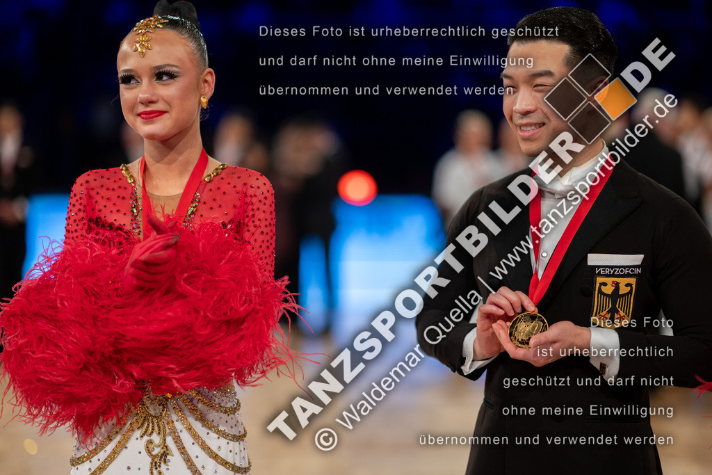 20251206-05935 | Hier finden Sie Tanz Bilder vom Latein und Standard Formationen tanzen. Sportbilder vom Tanzsport. Schöne Fotos und von Weltmeisterschaft, Europameisterschaft, Bundesliga, Regionalliga, Oberliga und Landesliga sowie von GOC Stuttgart, DanceComp, WM Bremen