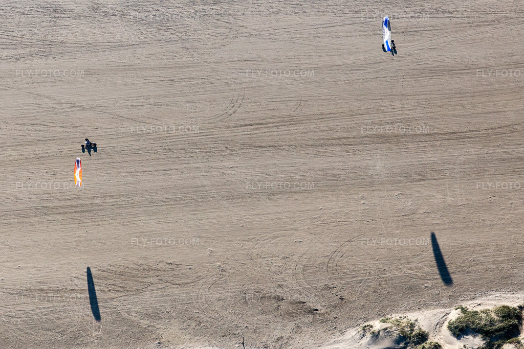 Aerial view: Kites on the West Beach in Fanø in the state South Denmark, Denmark.Photo: IMG_118716.jpg taken on 09/21/2019 by Werner Riehm/FLY-FOTO.comResolution of the original: 3624 x 2416 px