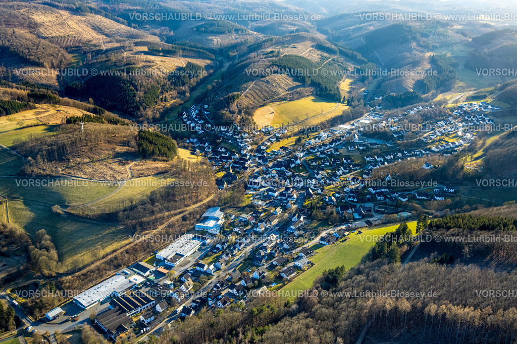 Lennestadt250309785BurgBilstein | Luftbild, Wohngebiet Ortsansicht Ortsteil Kirchveischede, Hügellandschaft Waldgebiet mit Waldschäden, Kirchveischede, Lennestadt, Sauerland, Nordrhein-Westfalen, Deutschland
