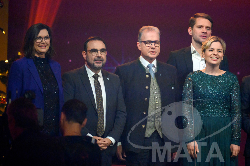 _DWA1708 | Ilse Aigner (CSU, Landtagspräsidentin), Klaus Holetscheck (CSU, MdL) Florian Streibl (Frei Wähler, MdL), Thomas von Sarnowski (Bündnis 90/Die Grünen, MdL), Katharina Schulze ( Bündnis 90/Die Grünen, MdL) bei '30 Jahre Sternstunden-Gala 2023' in der Frankenhalle. Nürnberg, 15.12.2023 - Realisiert mit Pictrs.com