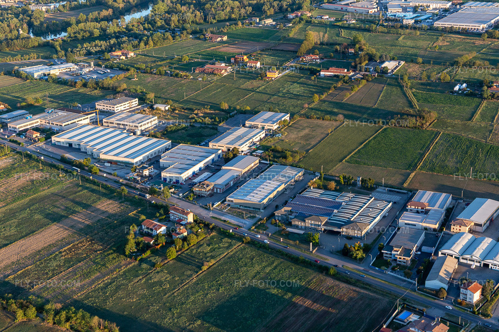Aerial view: Bracchi srl Transports & Logistics Warehouse in the district Venezia-Fermi in Fara in the state Bergamo, Italy. – Photo: IMG_134451.jpg taken on 09/19/2022 by Werner Riehm/FLY-FOTO.com – Resolution of the original: 5472 x 3648 px