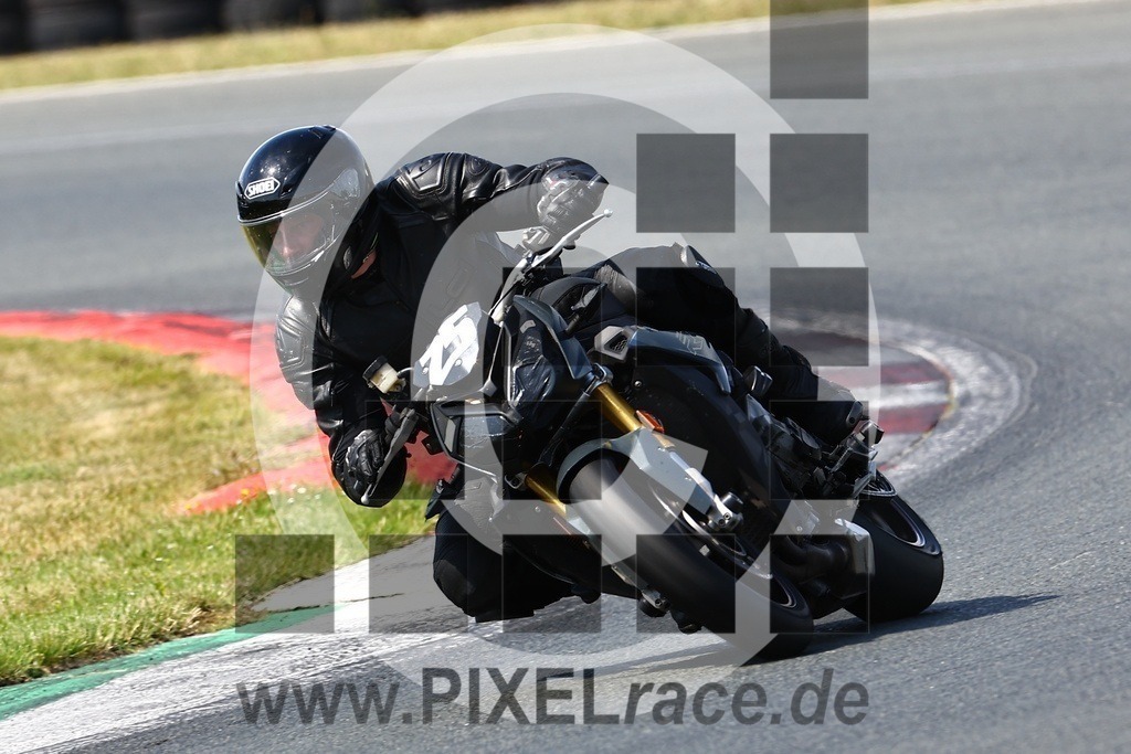 0025-20240719_07035 | Schöne Erinnerungen an spannende Momente - das festzuhalten ist unser Job. PIXELrace.de ist seit 2003 auf den Rennstrecken Europas unterwegs um die Action draußen beim Fahren und die wunderbare Stimmung imm Fahrerlager für euch einzufangen.