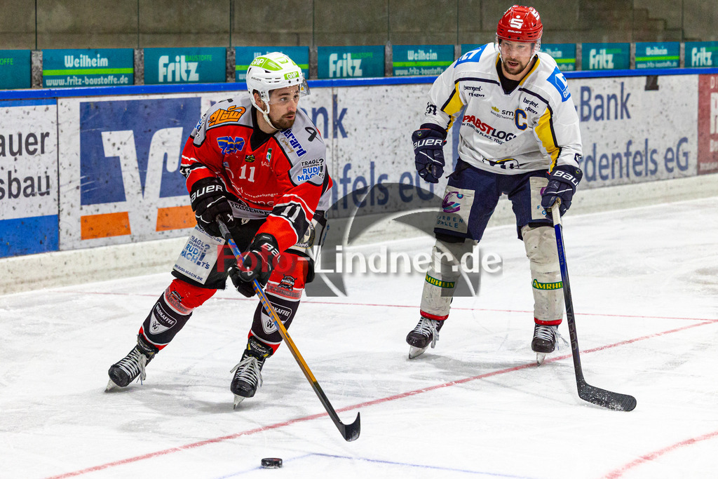 TSV Peißenberg Miners vs ERV Schweinfurt | Eishockey Bayernliga 2023/2024, TSV Peißenberg Miners vs ERV Schweinfurt, 20240114,
Duell zwischen Florian SIMON (Miners 11) und Dylan HOOD (Mighty Dogs 88),
2024-01-14 in Peißenberg (Eisstadion)
11 Florian SIMON (Miners 11), 88 Dylan HOOD (Mighty Dogs 88)
Copyright: WolfgangxLindner foto-lindner.de