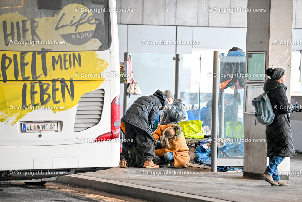 Busbahnhof Linz_ Bus_ Haltestelle_ Obdachlose_ 16.01.2024-4 | 16.01.2024, Busbahnhof Linz, AUT, Busbahnhof am Hauptbahnhof Linz, im Bild Bus, Haltestelle, Obdachlose am Warteplatz, OoeVV, Oberoesterreichischer Verkehrsverbund