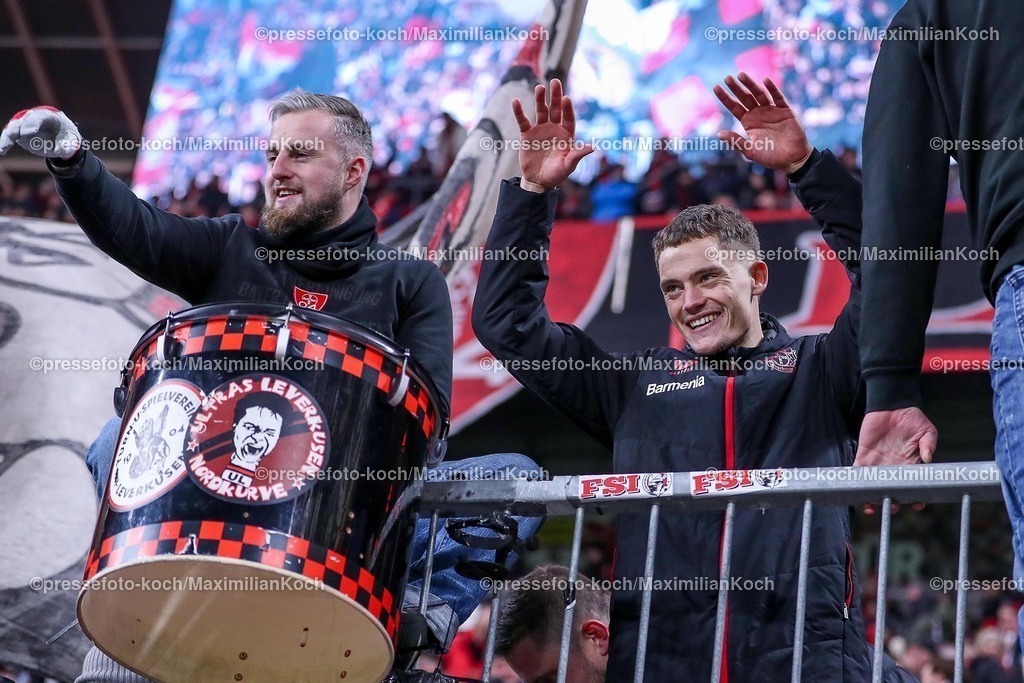 DFB05022502375 | 05.02.2025, Fußball, DFB-Pokal Viertelfinale, Bayer 04 Leverkusen - 1.FC Köln, BayArena, Saison 2024 2025: Abschlussjubel nach dem 3:2 Sieg. Die Mannschaft feiert den Erfolg und den Einzug ins Halbfinale. Florian Wirtz (Bayer04 Leverkusen #10) klettert über den Zaun zu den Ultras in der Nordkurve DFB regulations prohibit any use of photographs as image sequences and or quasi-video.