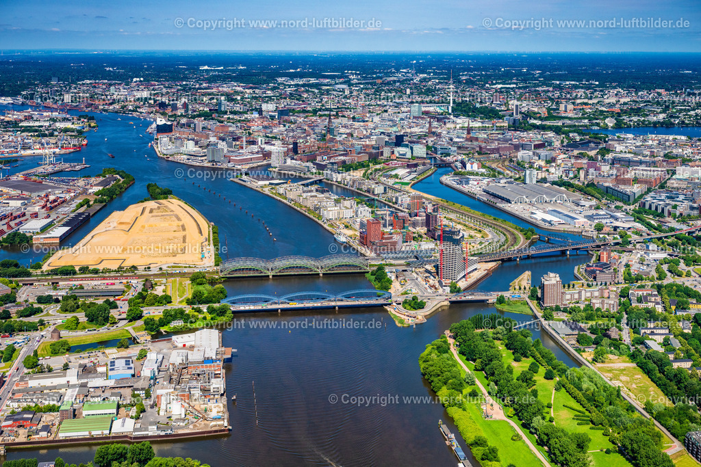 Hamburg_Baakenhafen_Elbbrücken_Hafencity_ELS_0653200625 | HAMBURG 16.06.2025 Fluß - Brückenbauwerk Elbbrücken - Norderelbbrücke über die Ufer der Elbe in Hamburg. // River - bridge structure Elbbruecken - Norderelbbruecke on the banks of the Elbe in Hamburg. Foto: Martin Elsen