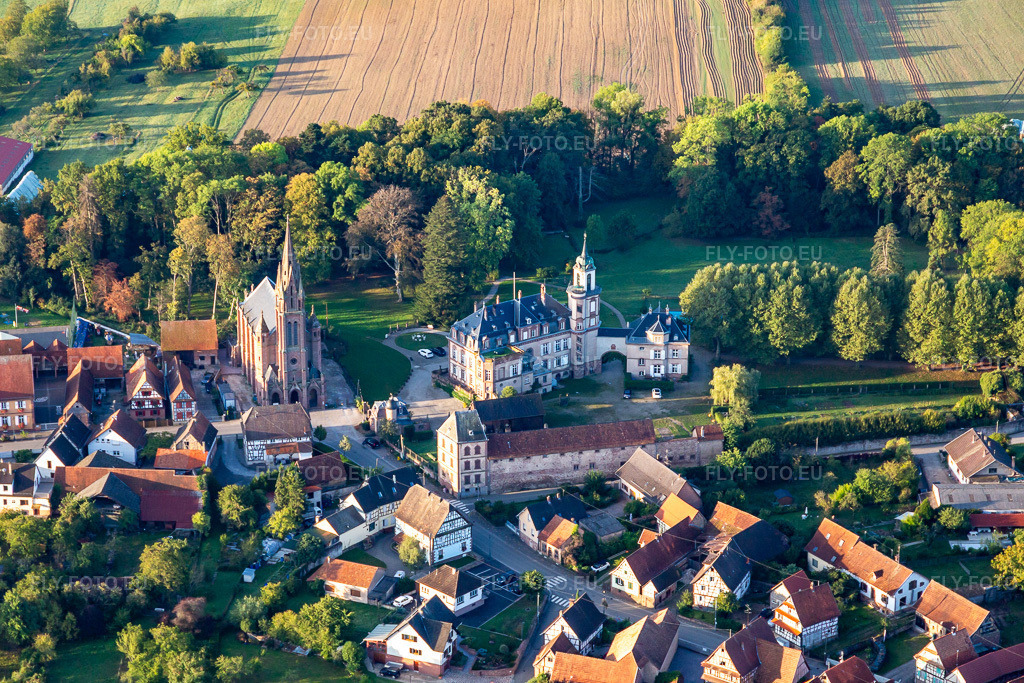 Vue aérienne: Château de Froeschwiller à Frœschwiller dans le département Bas Rhin, France. Photo: IMG_139169.jpg prise le 01/10/2023 par Werner Riehm/FLY-FOTO.eu – Résolution de l'original: 5456 x 3638 px