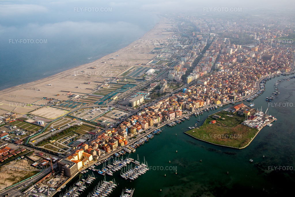 Aerial view: Water surface at the Mediterranean Sea coast in Chioggia in the state Veneto, Italy. – Photo: IMG_087576.jpg taken on 04/06/2016 by Werner Riehm/FLY-FOTO.com – Resolution of the original: 5472 x 3648 px