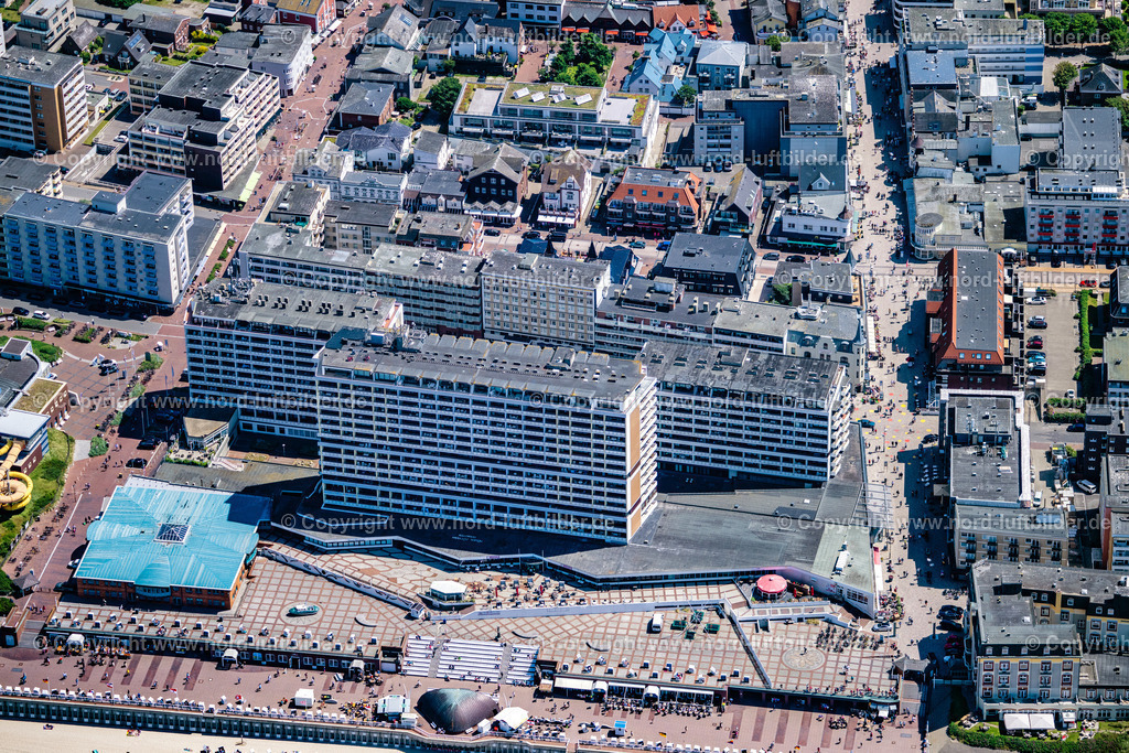 Sylt_Westerland_Promenade_Neüs_Kurzentrum_ELS_0401210625 | SYLT 13.06.2025 Hochhaus- Gebäude der Hotelanlage und des Congress Centrum am Sandstrand an der Friedrichstraße in Sylt Nordsee - Insel im Bundesland Schleswig-Holstein, Deutschland. Weiterführende Informationen bei: Hotel Roth, Hayo Feikes & Co.,  Insel Sylt Tourismus-Service GmbH. // High-rise building of the hotel complex and the Congress Center on the sandy beach at Friedrichstrasse in Sylt, North Sea island in the federal state of Schleswig-Holstein, Germany. Further information at: Hotel Roth, Hayo Feikes & Co.,  Insel Sylt Tourismus-Service GmbH. Foto: Martin Elsen