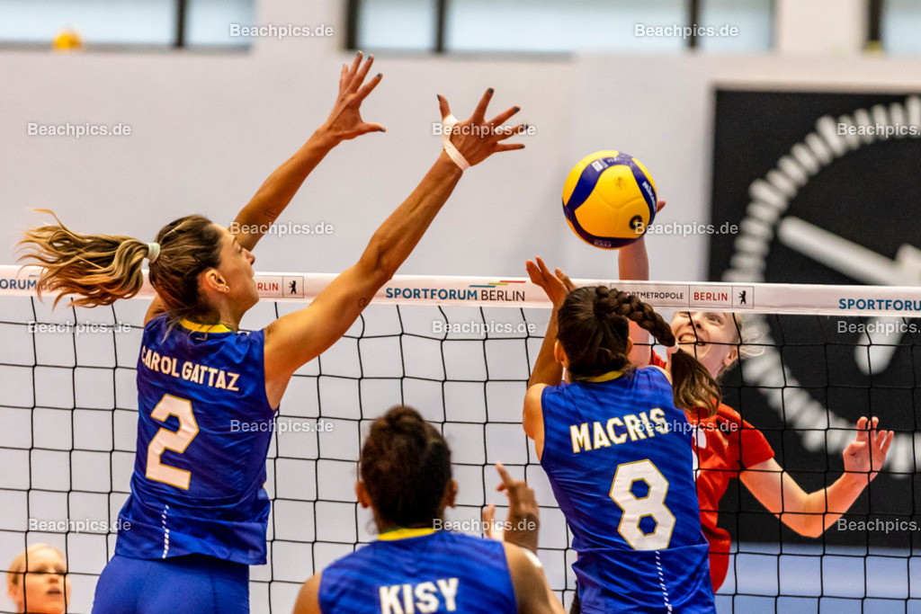 2022-00063330-Testspiel-Deutschland-Brasilien | Angriff Jennifer JANISKA #6 (Annahme-Außen) GER gegen Block Marcis CARNEIRO #8 BRA und Caroline GATTAZ #2 BRA, 17.09.2022; Berlin Foto: Gerold Rebsch - www.beachpics.de
