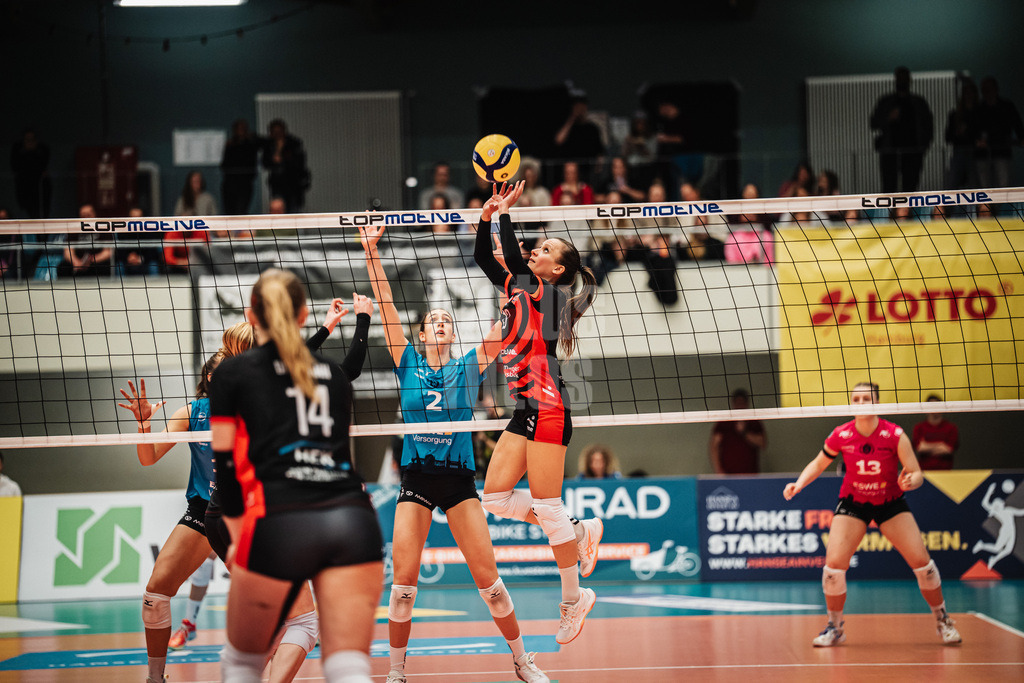 Volleyball | Frauen | Saison 2025/2026 | Volleyball Bundesliga | ETV Hamburger Volksbank Volleys vs. VC Wiesbaden | 14.03.2026 | Zuspiel von Kathleen Weiß (#13, ETV Hamburger Volksbank Volleys)