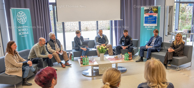 DSC_8821 | bbe,  Geschwister-Scholl-Schule, Bensheim: Projekttag für die siebte Jahrgangsstufe "Brich Dein Schweigen – hinter jedem Missbrauch steckt ein Gesicht“ von links: Theresa Wolf, (GSS), Tobias Knapp (Schulpsychologe), Kreisbeigeordneter Philipp-Otto Vock ,Edith-Stier Thompson (Weißer Ring), Evdokimos Moisidis (Jugendamt), Johannes Emanuel Hofmann (Polizei), Thomas Stricker (Schulleiter), Susanne Asser (Schulbeauftragte)  Bild: Thomas Neu