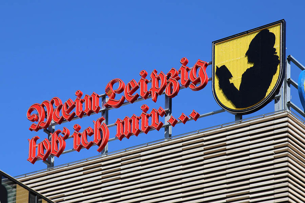 Foto: Leipzig - Leuchtreklame - Mein Leipzig lob ich mir auf dem Dach der Höfe am Brühl | Das Team hinter BILDLEXIKON LEIPZIG bündelt historische wie aktuelle Informationen über die Stadt Leipzig in Text und Bild auf einer Plattform und stellt diese der interessierten Öffentlichkeit zur Verfügung.