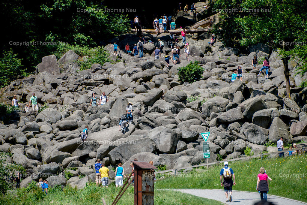 felsenmeer-odenwald-granitbloecke-reichenbach-lautertal_Touristenattraktion_Fotografie-Thomas-Neu-18 | Das Felsenmeer in Reichenbach (Lautertal) im Odenwald ist eine der beliebtesten Touristenattraktionen in ganz Hessen. Schon in der Römerzeit wurden hier Steine behauen, die Reste des römischen Steinbruchs sind noch zu sehen, besonders die Riesensäule ist eine Attraktion,