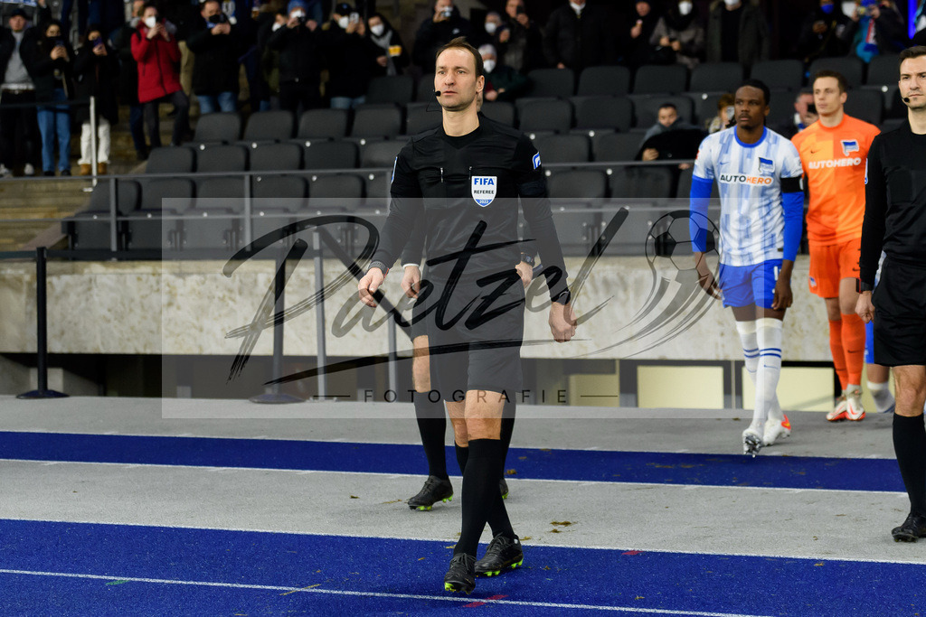 BSCFCB20220123_226 | Fussball, Herren: Schiedsrichter Bastian Dankert schaut bei dem Spiel der 1. Bundesliga zwischen Hertha BSC und FC Bayern Muenchen im Olypiastadion am 23.01.2022 in Berlin, Deutschland.DFB / DFL REGULATIONS PROHIBIT ANY USE OF PHOTOGRAPHS AS IMAGE SEQUENCES AND/OR QUASI-VIDEO. - Realisiert mit Pictrs.com