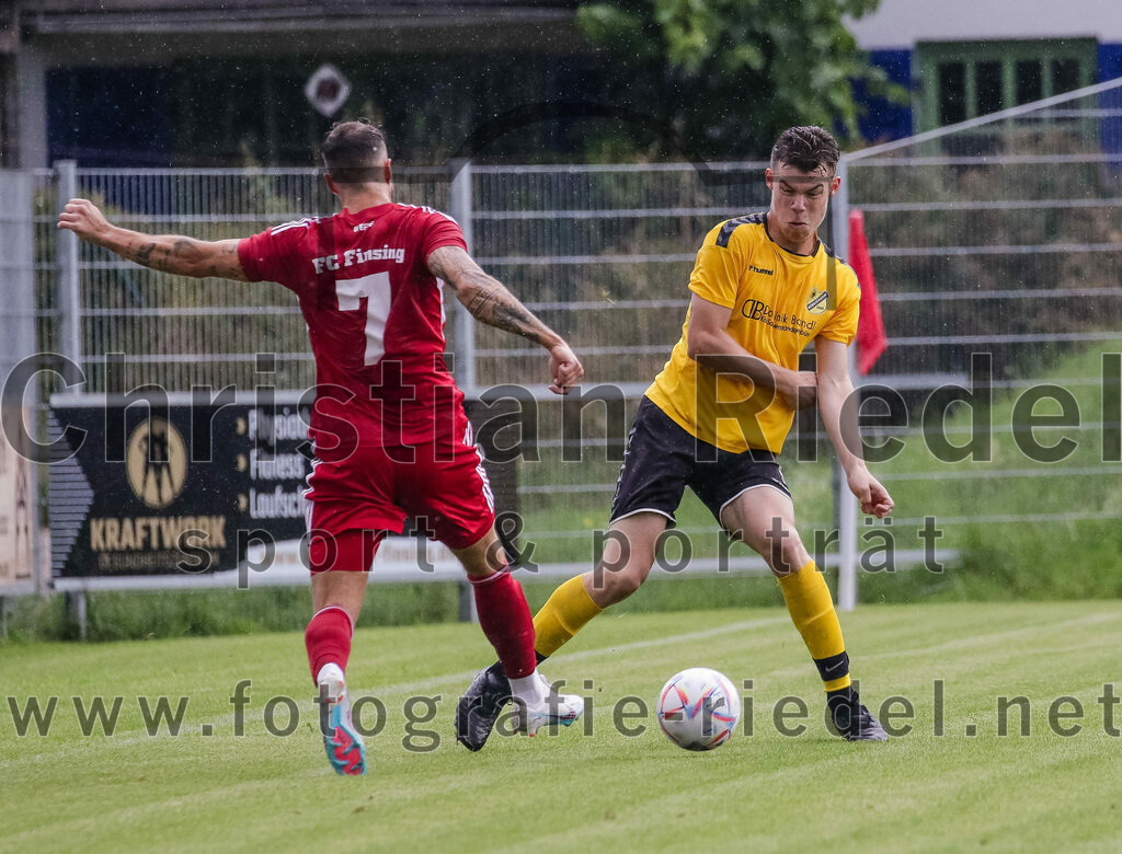 2023-07-29_023_FC_Finsing_gegen_SC_Kirchasch | Finsing, Deutschland, 29.07.2023:
Fußball, Kreisliga 2023 / 2024, 1. Spieltag, FC Finsing gegen SC Kirchasch, Endergebnis: 0:2

Markus Rickhoff (FC Finsing, #7), Markus Zollner (SC Kirchasch, #9)

Foto: Christian Riedel / fotografie-riedel.net