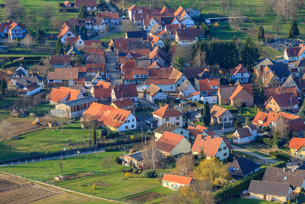 Aerial view: Rue de Lembach in Memmelshoffen in the state Bas-Rhin, France. – Photo: IMG_38756.jpg taken on 03/20/2011 by Werner Riehm/FLY-FOTO.com – Resolution of the original: 4437 x 2958 px