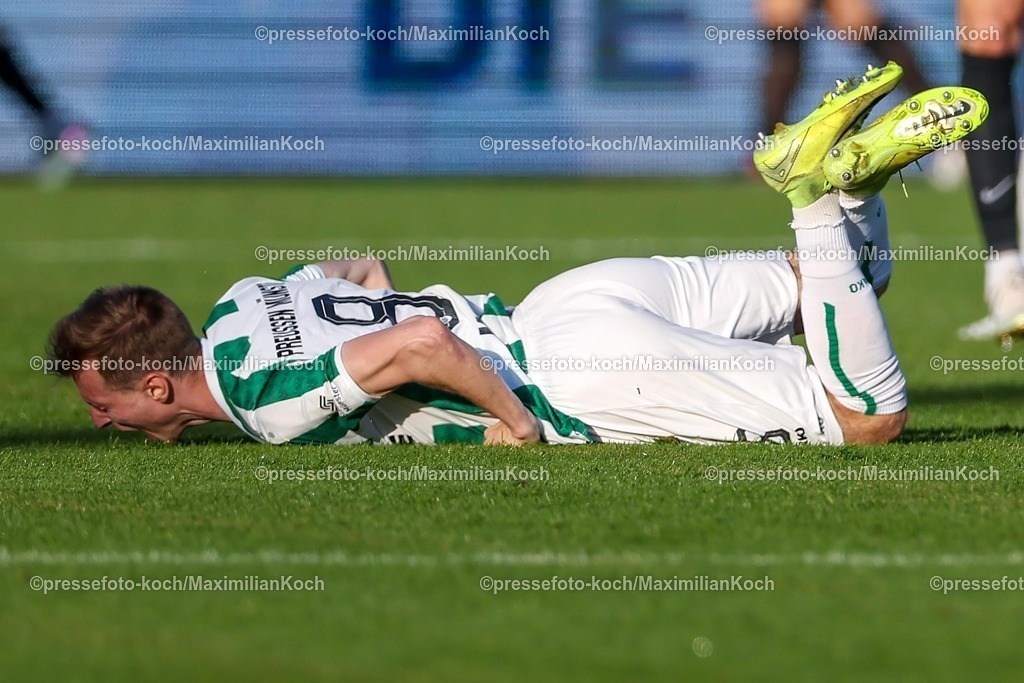 SCP09052501070 | 09.05.2025, Fußball, Preußen Münster - Hertha BSC, 2. Fußball Bundesliga, 33. Spieltag, Preußenstadion, Saison 2024 2025: Joshua Mees (Preussen Muenster #08) verletzt Verletzung Fußverletzung Knöchelverletzung vuss verletzt das Spielfeld verlassenDFB regulations prohibit any use of photographs as image sequences and or quasi-video.