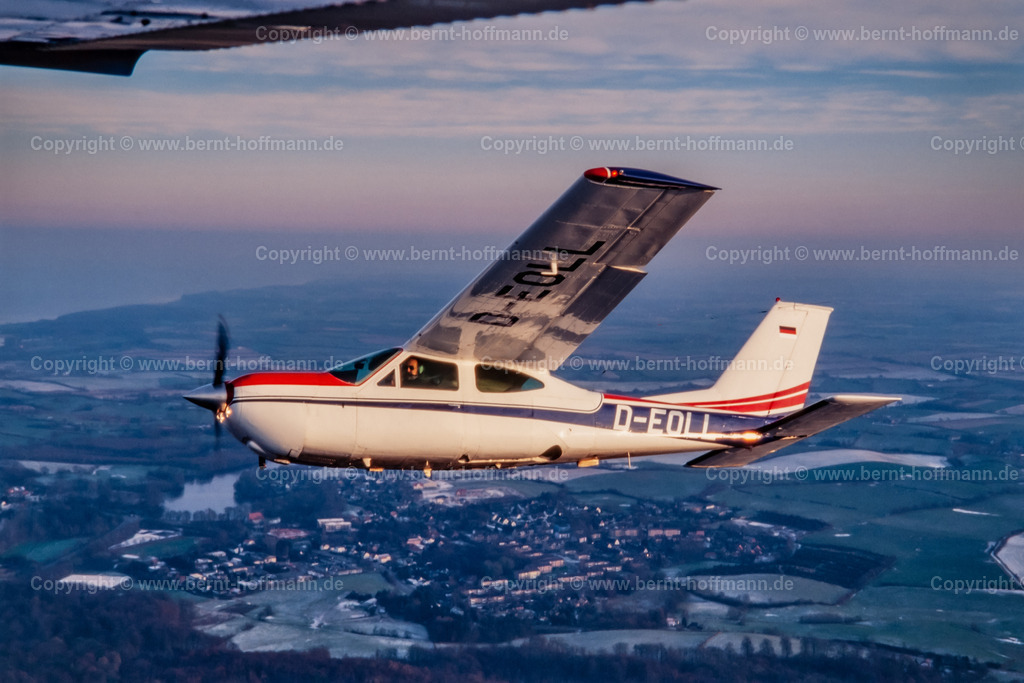 PLBDD_air2air_C177RG_02_90x60 | Luftbild. Winterlandschaft im Raum Glücksburg. Die CESSNA 177 RG wird von der Abendsonne beschienen. ___ Das Foto ist eine Reproduktion von einem Farbdia. - Realisiert mit Pictrs.com