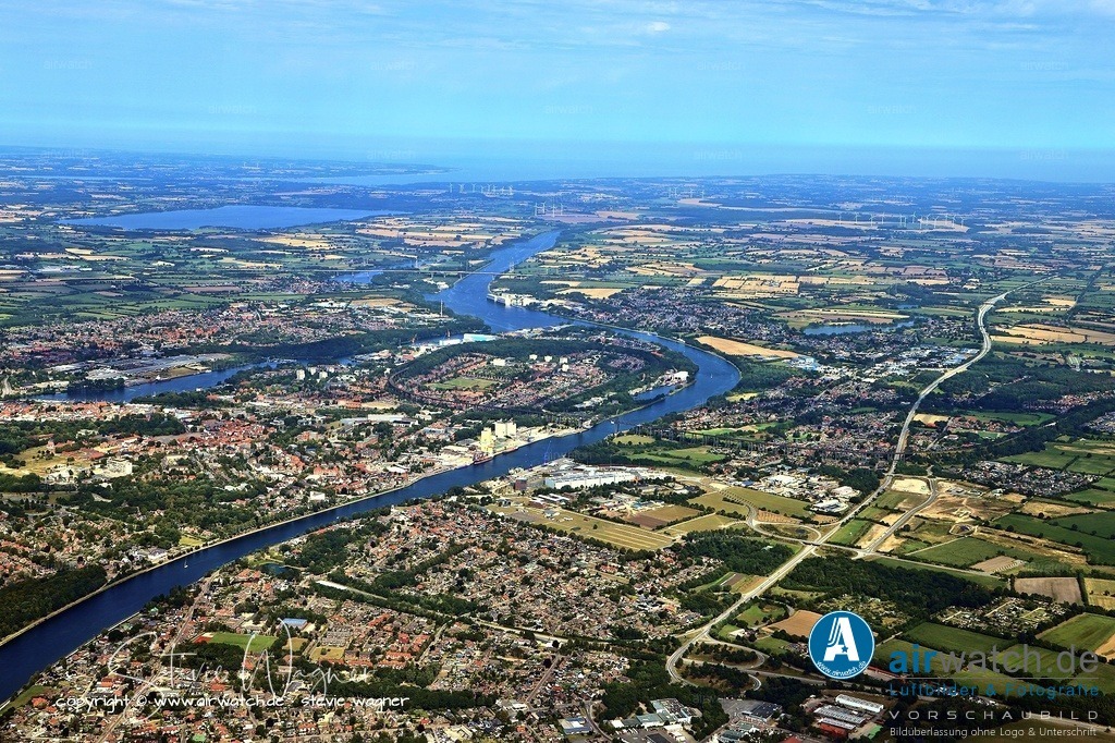 Luftbild Rendsburg - 1460 wurde Rendsburg in den Herrschaftsbereich Dänemarks eingegliedert | 1460 wurde Rendsburg in den Herrschaftsbereich Dänemarks unter König Christian I. eingegliedert, der als Herzog von Schleswig und Graf von Holstein in Personalunion regierte. Die Stadt entwickelte sich zu einer wichtigen Handelsstadt, wo Holz und Getreide verkauft und eiderabwärts ausgeführt wurden.