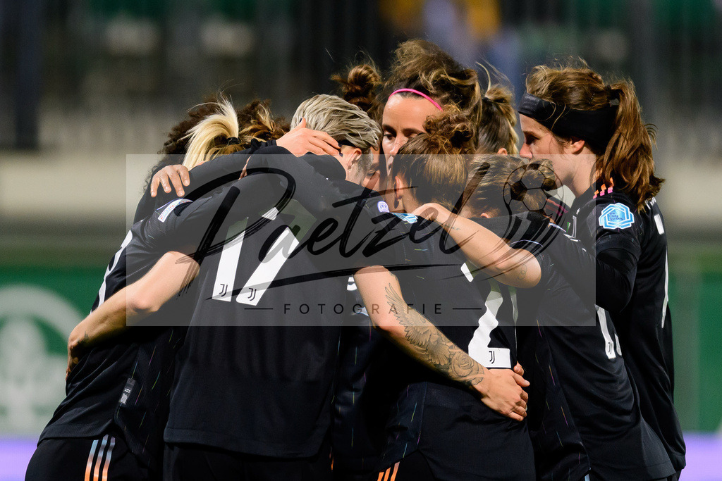 WOBJUV20211118_045 | Fussball, Frauen: . Spielerinnen von Juventus FC jubeln nach dem 0:1 bei dem Spiel der UEFA Women´s Champions League zwischen VfL Wolfsburg und Juventus Turin im AOK-Stadion am 18.11.2021 in Wolfsburg, Deutschland. - Realisiert mit Pictrs.com